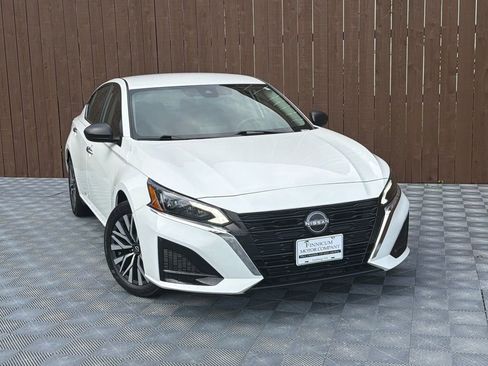 Used 2025 Nissan Altima 2.5 SV FWD image 9