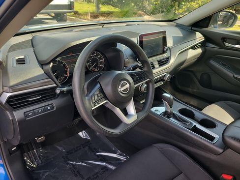 Used 2025 Nissan Altima 2.5 SV FWD image 18