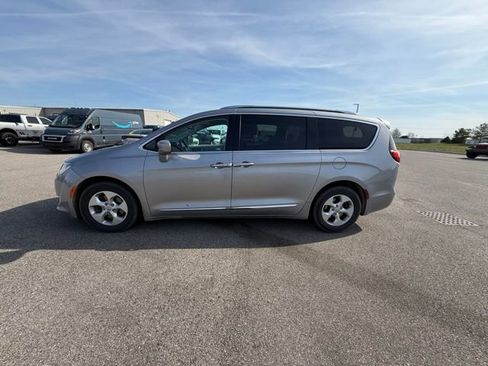Used 2017 Chrysler Pacifica Touring-L Plus image 2