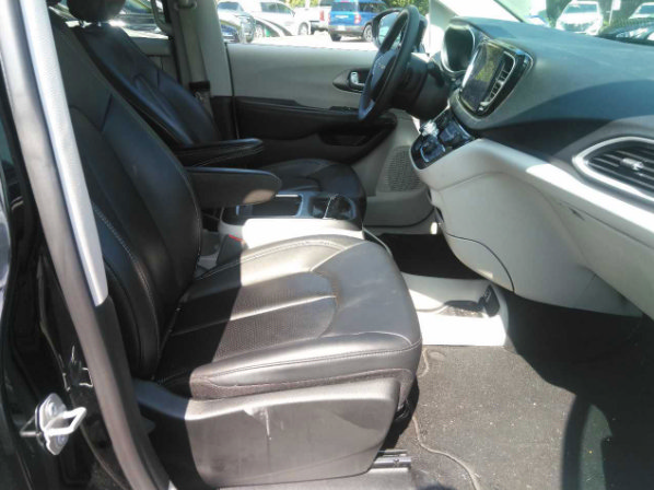 Used 2024 Chrysler Pacifica Touring-L FWD image 8