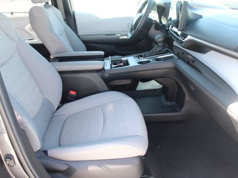 Certified 2025 Toyota Sienna LE w/ LE Plus Package FWD image 19