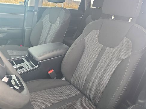 Certified 2025 Kia Sorento LX image 11