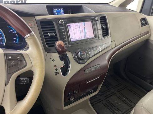Used 2011 Toyota Sienna Limited image 15