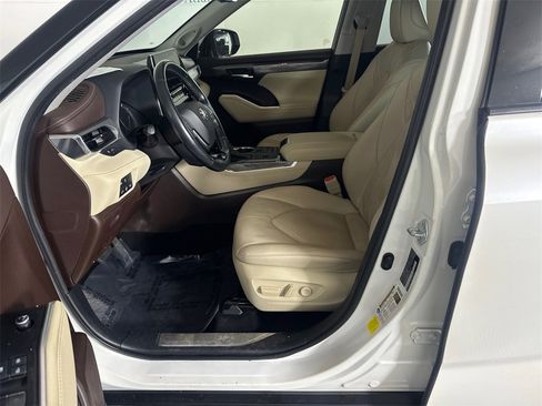 Used 2021 Toyota Highlander Platinum image 9
