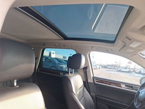 Used 2016 Volkswagen Touareg Sport image 11