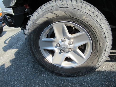 Used 2024 Jeep Gladiator Sport AWD/4WD image 5