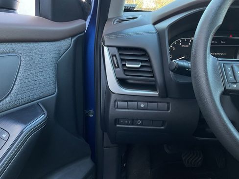 Used 2023 Nissan Rogue SV image 24