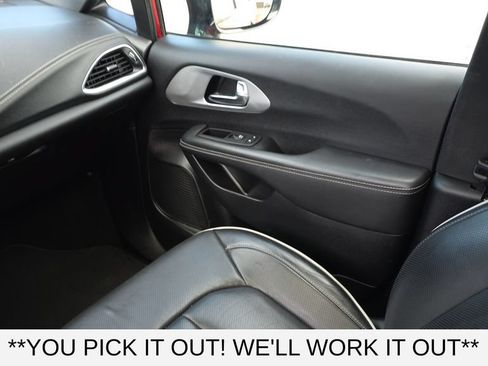Used 2025 Chrysler Pacifica Limited FWD image 28
