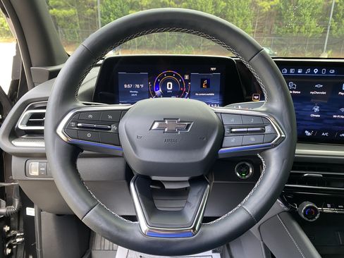 Used 2025 Chevrolet Traverse LT w/ Midnight/Sport Edition FWD image 18