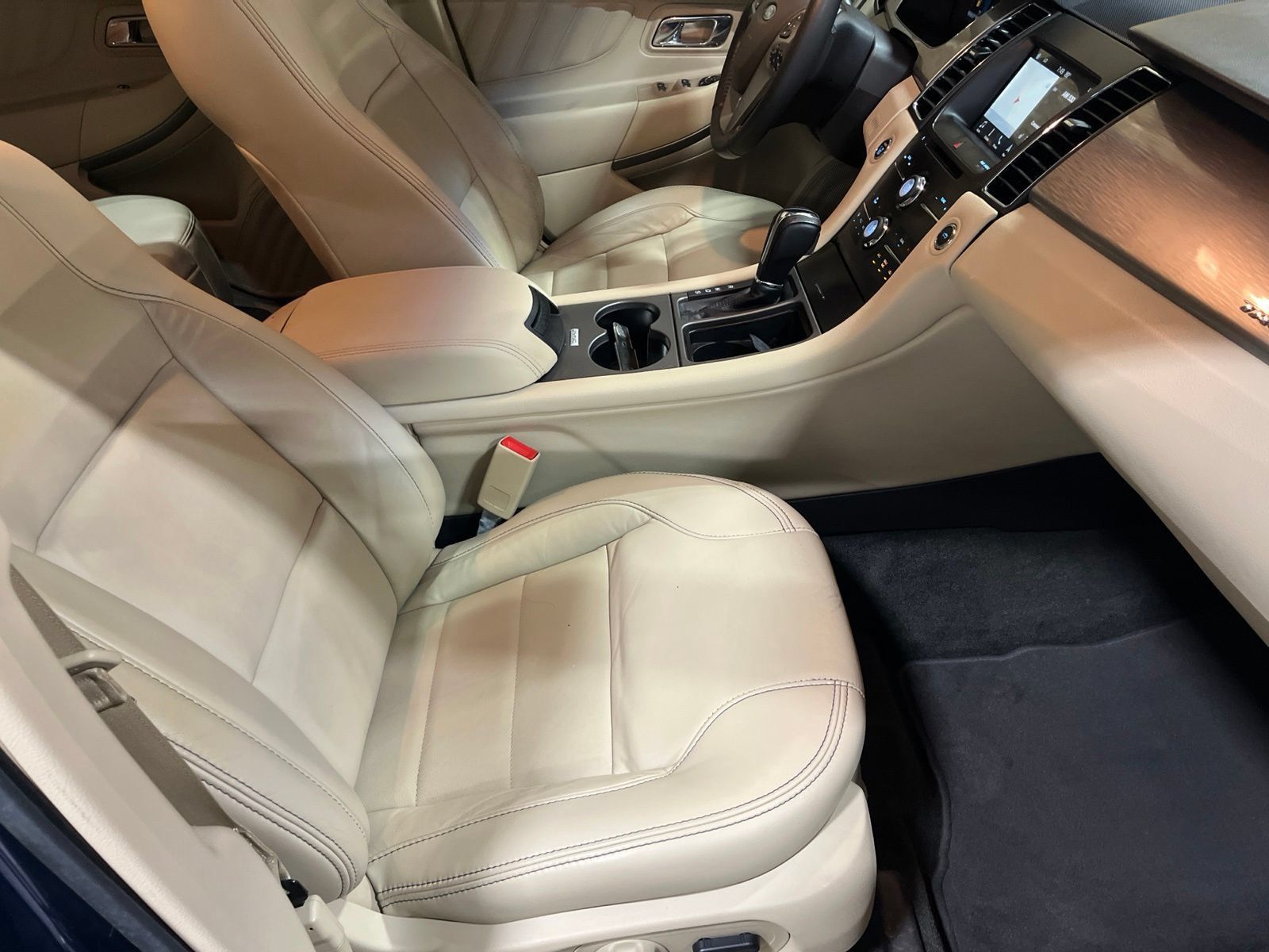 Used 2018 Ford Taurus SEL w/ Equipment Group 201A FWD image 15
