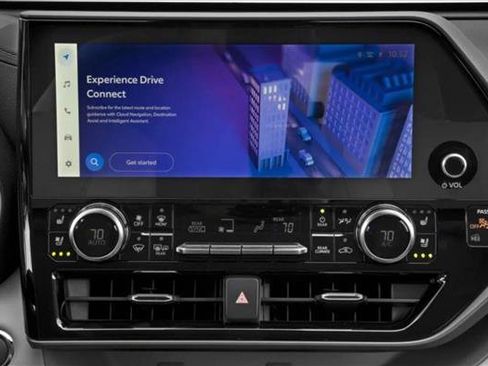 Used 2025 Toyota Highlander Platinum image 4