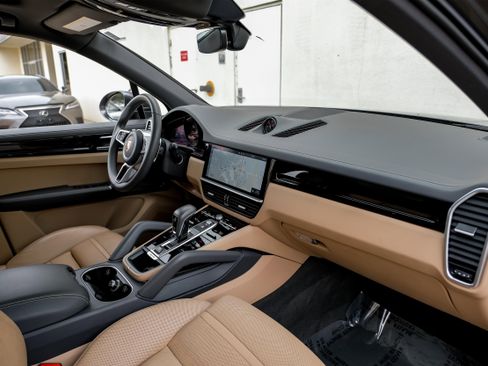 Used 2020 Porsche Cayenne image 14