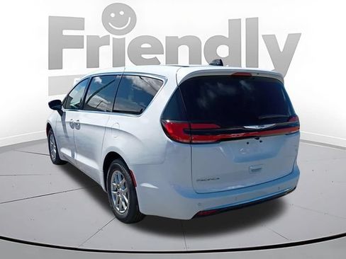 Used 2026 Chrysler Pacifica Select FWD image 8