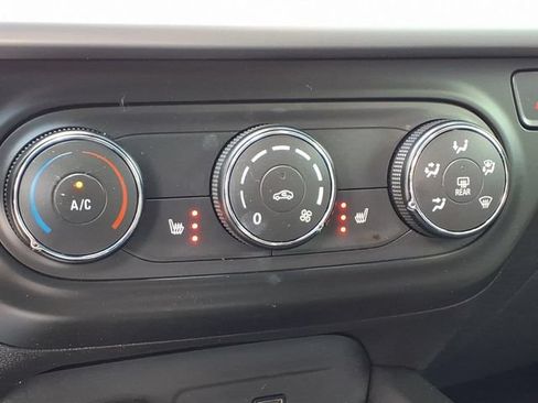 Used 2025 Chevrolet Trax LS w/ LS Convenience Package FWD image 23