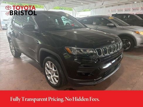 Used 2024 Jeep Compass Latitude w/ Sun and Sound Group AWD/4WD image 16