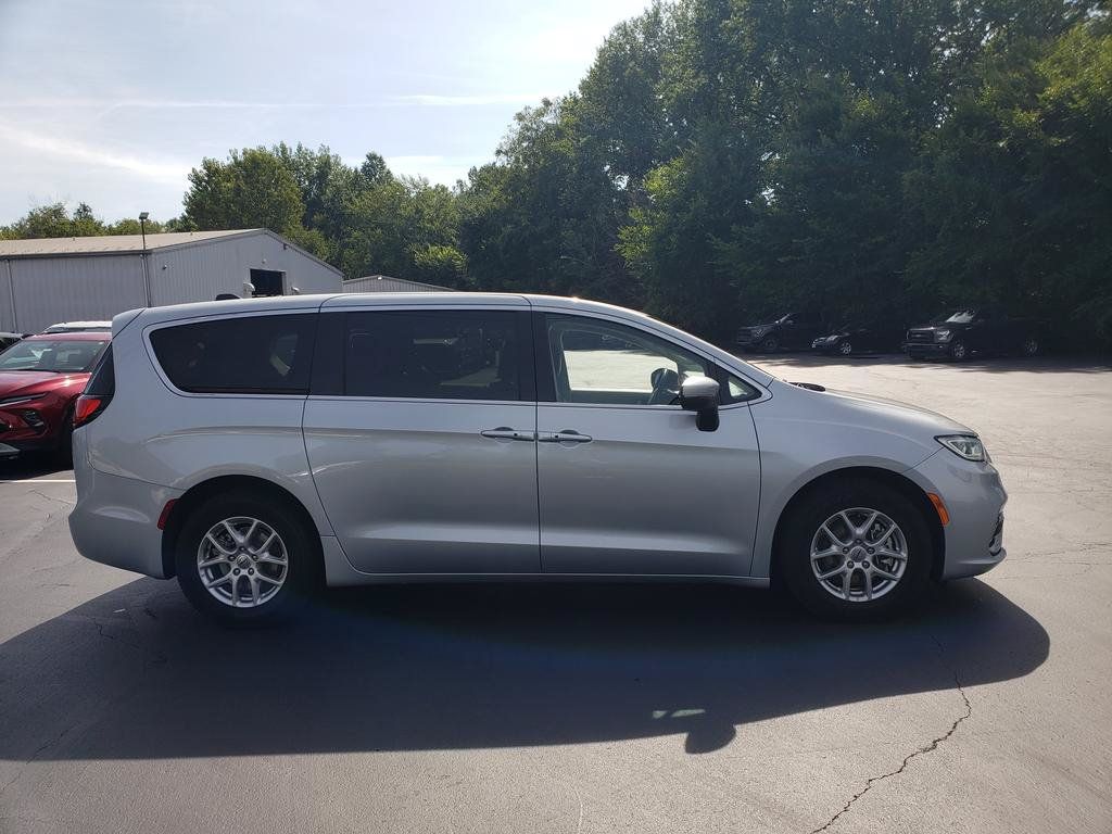 Used 2023 Chrysler Pacifica Touring-L FWD image 4