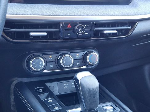 Certified 2025 Nissan Kicks SV AWD/4WD image 16