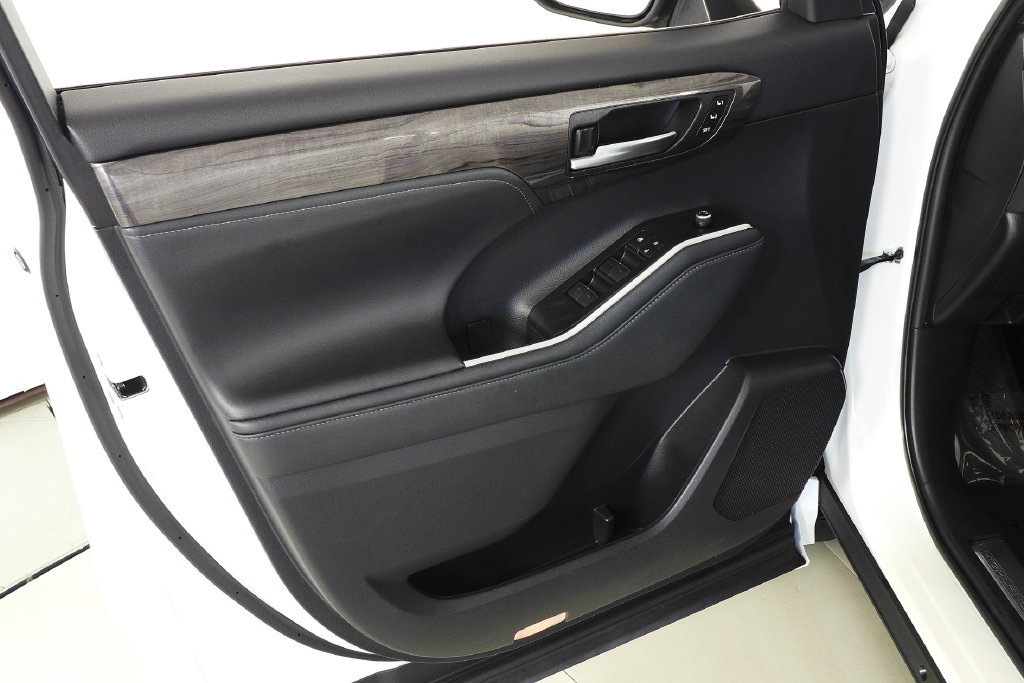 Used 2021 Toyota Highlander Platinum AWD/4WD image 11