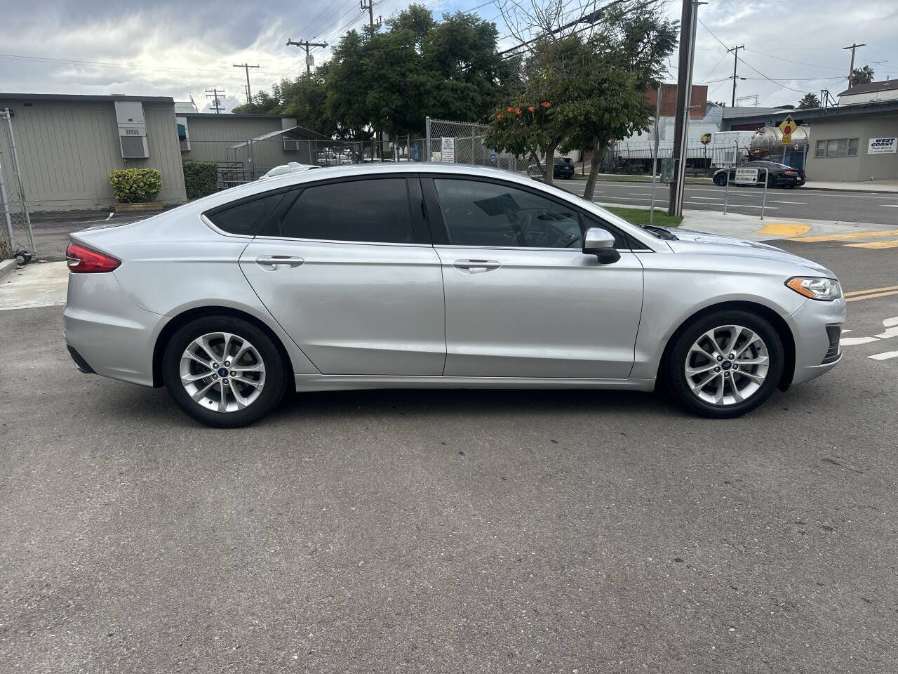 Used 2019 Ford Fusion SE FWD image 4