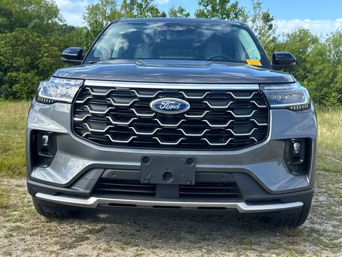 Used 2025 Ford Explorer Platinum w/ Ultimate Package AWD/4WD image 2