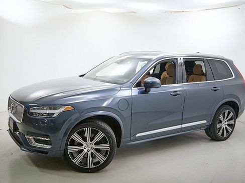 Certified 2024 Volvo XC90 T8 Ultimate w/ Protection Package image 3