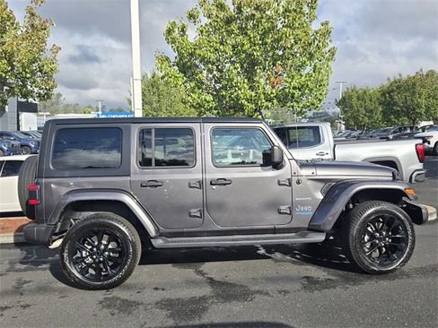Used 2021 Jeep Wrangler Unlimited Sahara image 3
