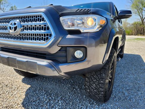 Used 2016 Toyota Tacoma TRD Sport w/ Towing Package image 11