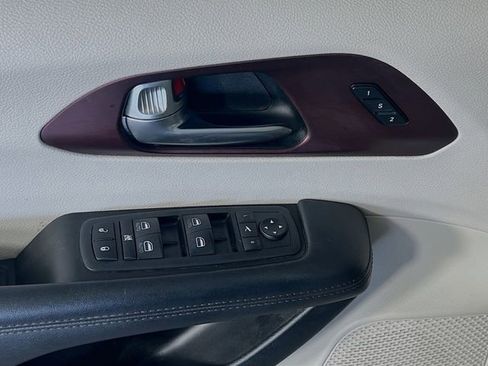 Used 2020 Chrysler Pacifica Limited FWD image 12