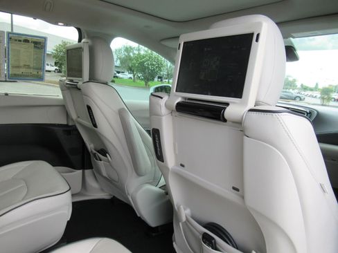 Used 2017 Chrysler Pacifica Platinum FWD image 16