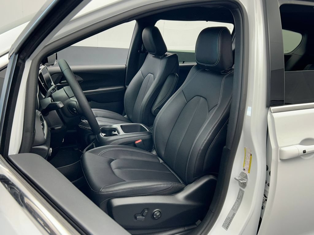 New 2026 Chrysler Voyager LX FWD image 13