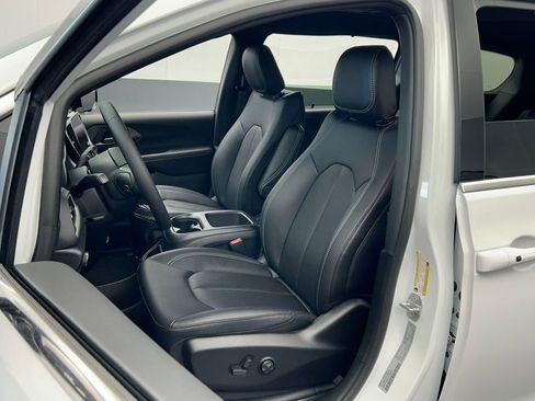 New 2026 Chrysler Voyager LX image 13