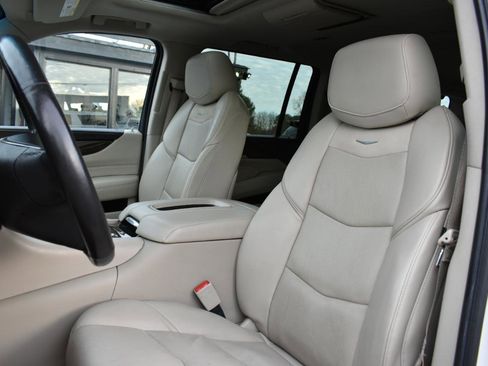 Used 2020 Cadillac Escalade ESV Premium Luxury image 24