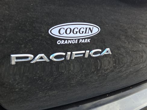 Used 2023 Chrysler Pacifica Touring-L image 30