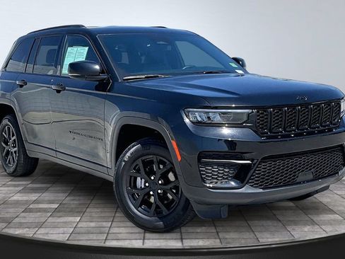 Used 2024 Jeep Grand Cherokee Altitude AWD/4WD image 37