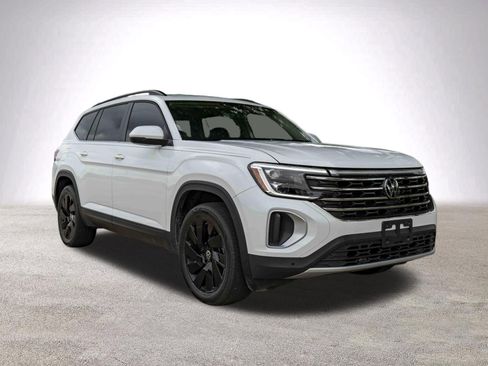 Used 2024 Volkswagen Atlas SE w/ Black Wheel Package image 2