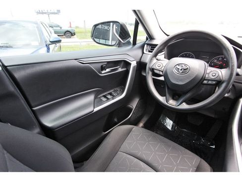 Used 2022 Toyota RAV4 XLE w/ Convenience Package FWD image 9