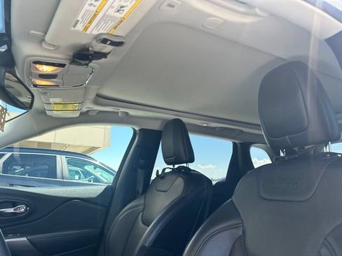 Used 2019 Jeep Cherokee Limited w/ Luxury Group AWD/4WD image 3