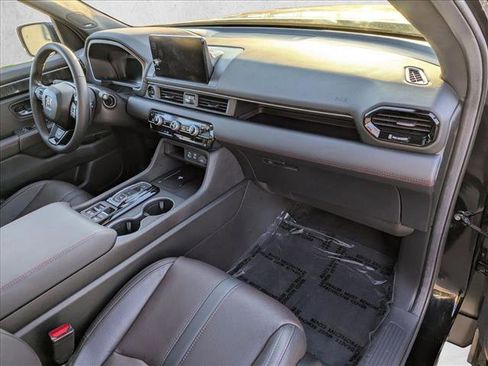 Used 2025 Honda Pilot Black Edition image 24
