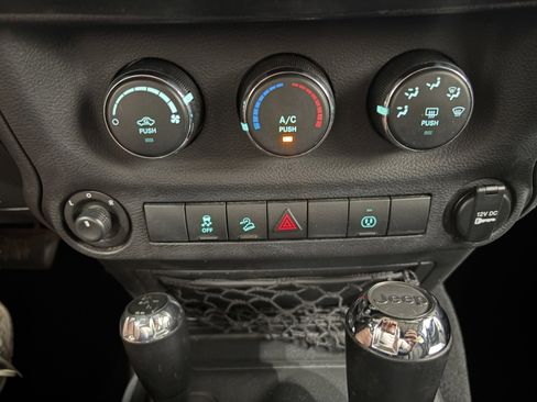 Used 2017 Jeep Wrangler Unlimited Rubicon w/ Connectivity Group AWD/4WD image 14