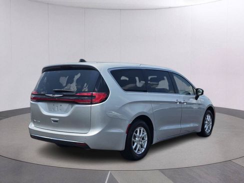 Used 2024 Chrysler Pacifica Touring-L FWD image 5