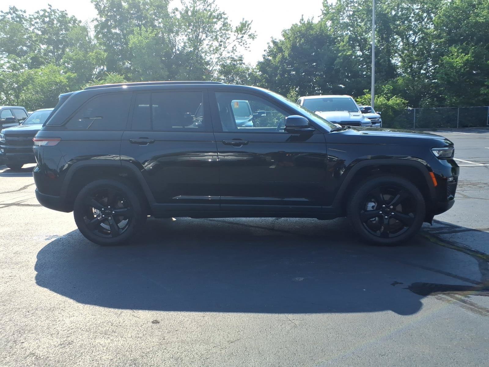 Used 2023 Jeep Grand Cherokee Limited w/ Black Appearance Package AWD/4WD image 9