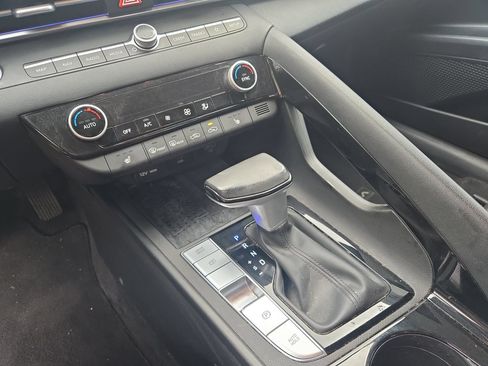Used 2022 Hyundai Elantra Limited FWD image 14