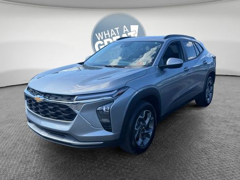 Certified 2025 Chevrolet Trax LT w/ Driver Confidence Package FWD image 8