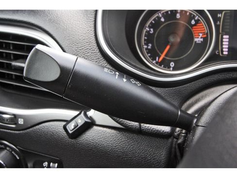 Used 2020 Jeep Cherokee Latitude w/ Mopar Interior Package FWD image 20