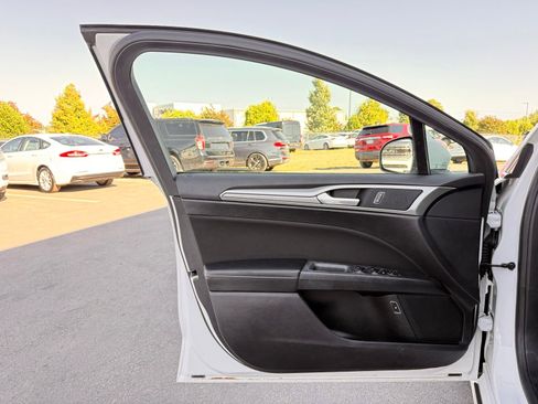 Used 2019 Ford Fusion SE FWD image 11