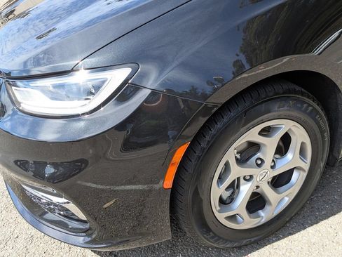 Used 2023 Chrysler Pacifica Limited FWD image 10