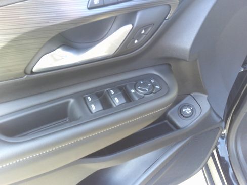 Used 2024 GMC Terrain SLT image 18