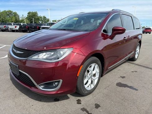 Used 2017 Chrysler Pacifica Touring-L Plus w/ Advanced Safetytec Group FWD image 2