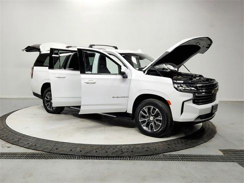 Used 2024 Chevrolet Suburban LT w/ Luxury Package image 9