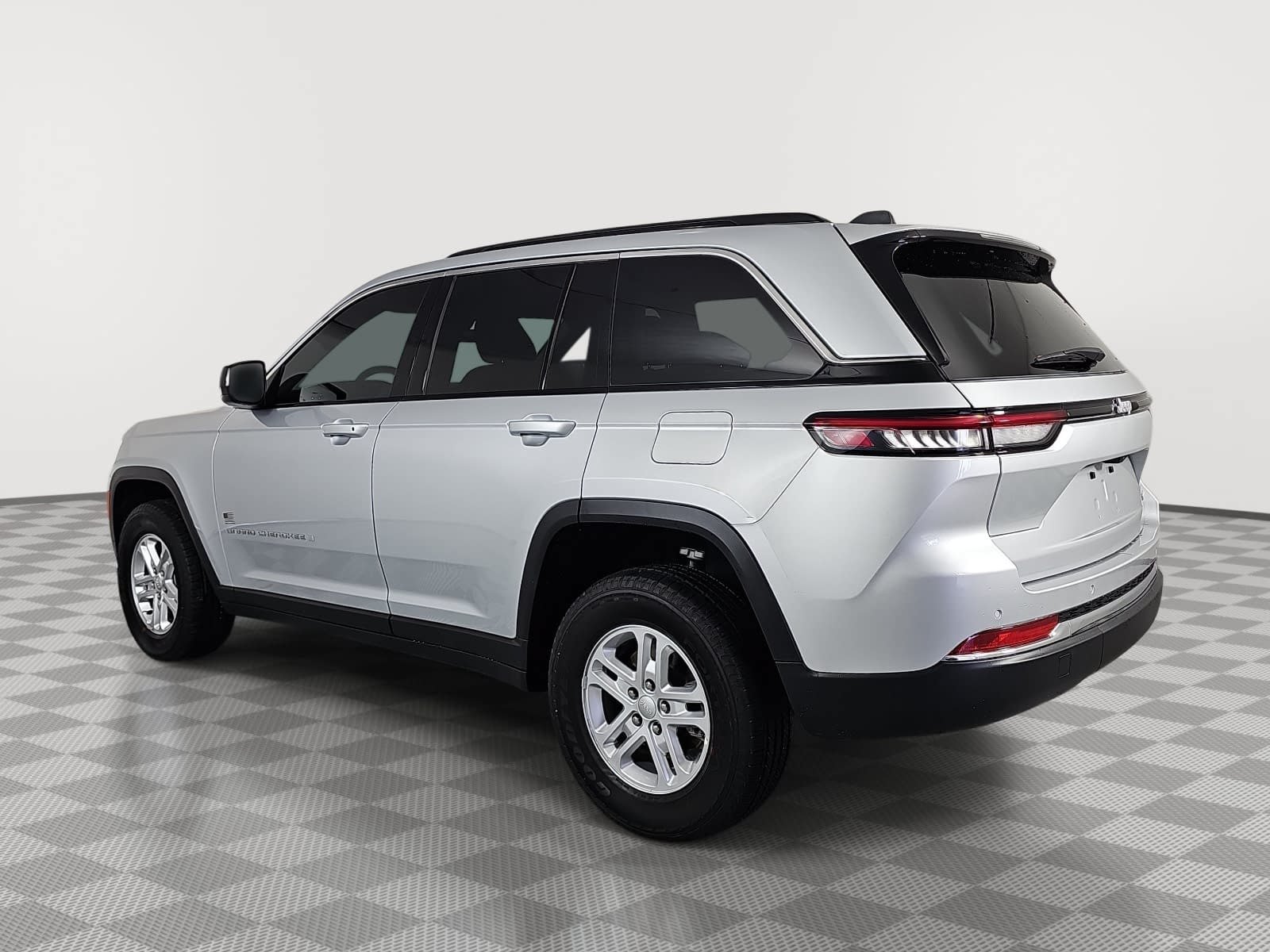 Used 2025 Jeep Grand Cherokee Laredo RWD image 6